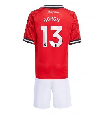 Manchester United Patrick Dorgu #13 Hemmatröja Barn 2025-26 Kortärmad (+ Korta byxor)