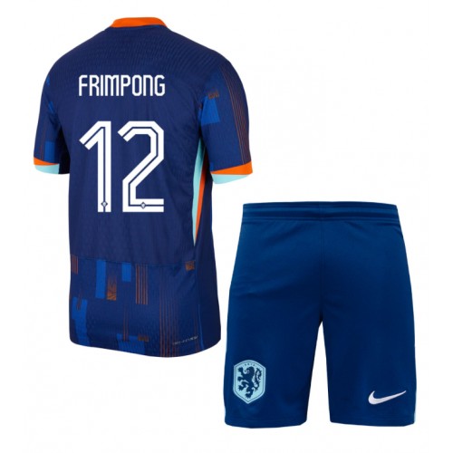 Nederländerna Jeremie Frimpong #12 Bortatröja Barn EM 2024 Kortärmad (+ Korta byxor)