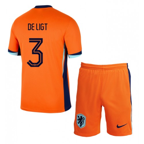 Nederländerna Matthijs de Ligt #3 Hemmatröja Barn EM 2024 Kortärmad (+ Korta byxor) Nederländerna Matthijs de Ligt #3 Hemmatröja Barn EM 2024 Kortärmad (+ Korta byxor)