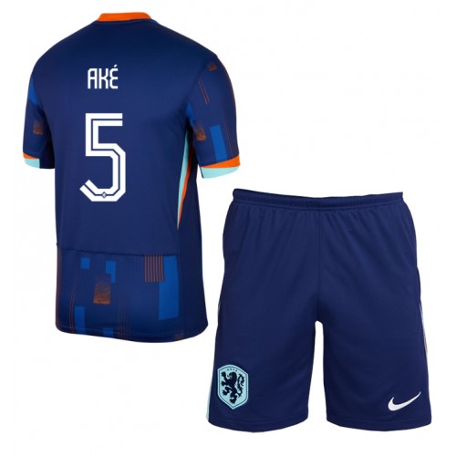 Nederländerna Nathan Ake #5 Bortatröja Barn EM 2024 Kortärmad (+ Korta byxor)